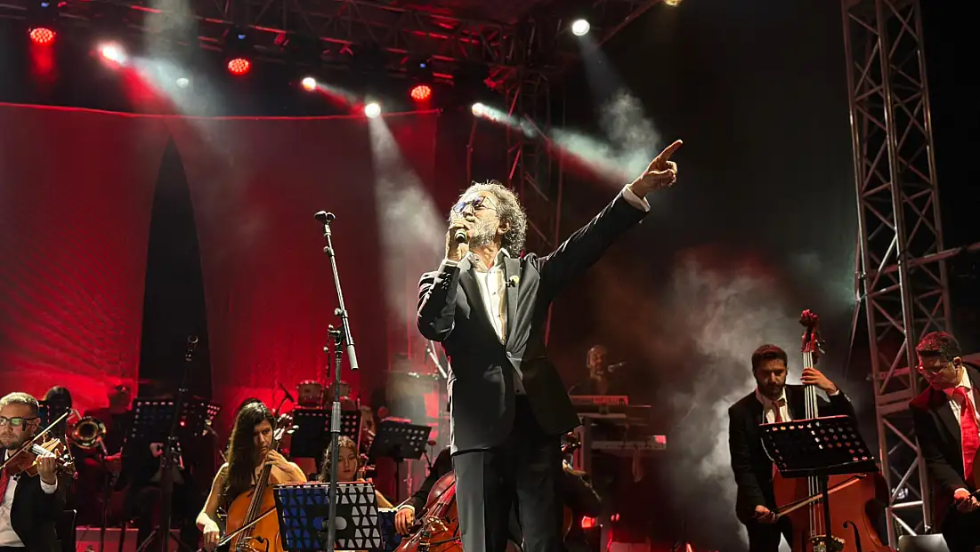 Bodrum’da Cumhuriyet coşkusu Fettah Can konseri büyüledi