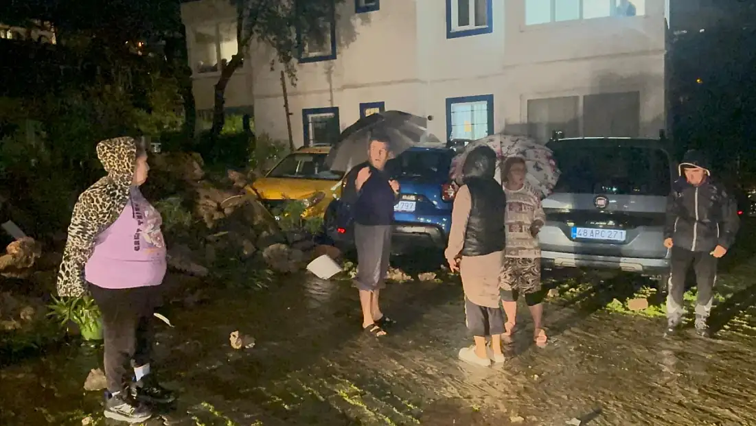 Bodrum sağanak yağışa teslim oldu: Yollar göle döndü, evleri su bastı