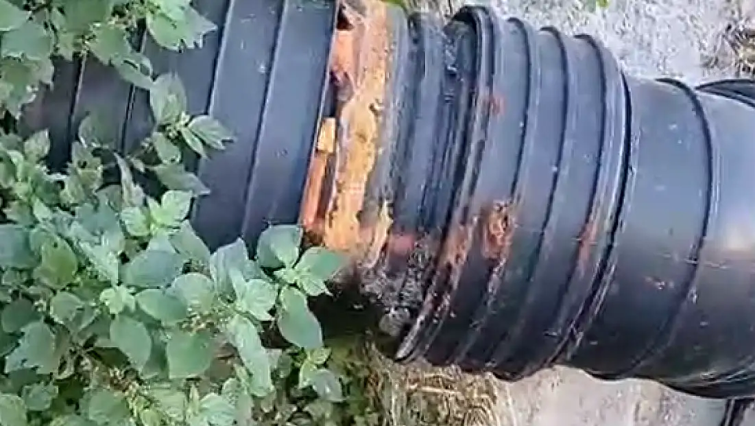 Çocuklar pis suyun içinden geçiyor, MUSKİ izliyor