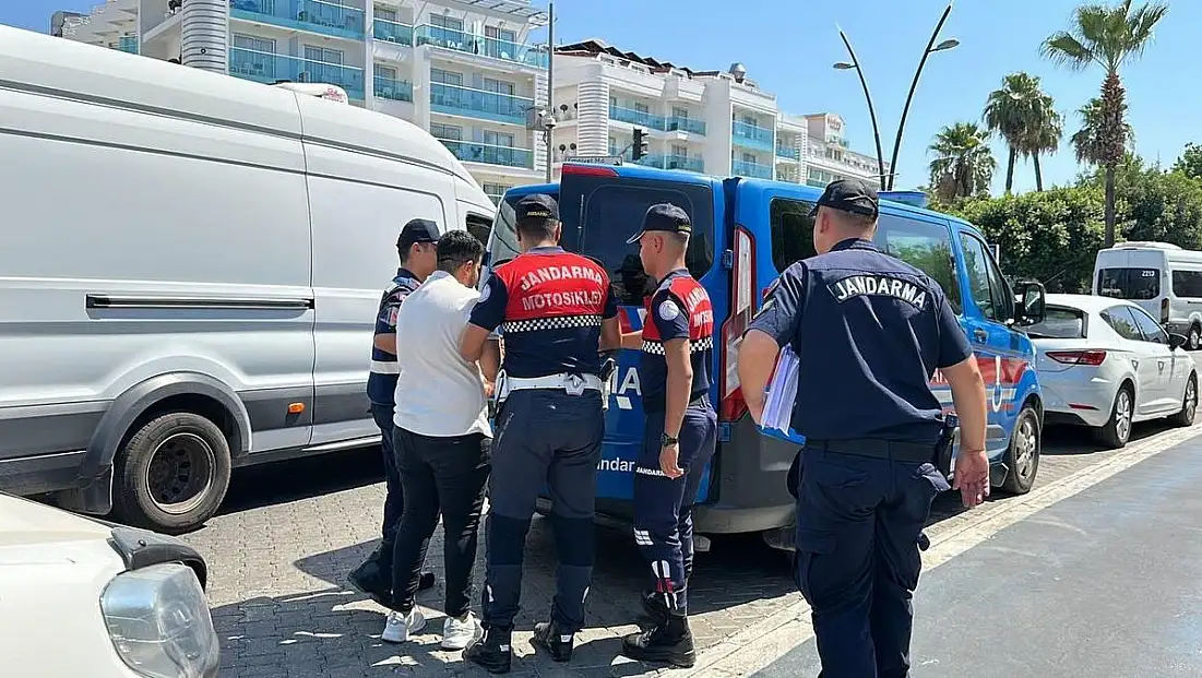 Dolandırıcı Kadın, Erkek Kılığında Yakalandı