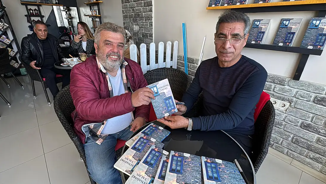 Emekli polis Aynadaki Yalan'ı okurları için imzaladı