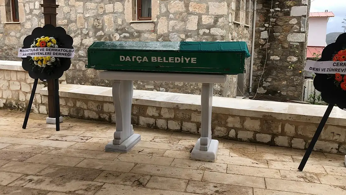 Evinde ölü bulunan doktor toprağa verildi