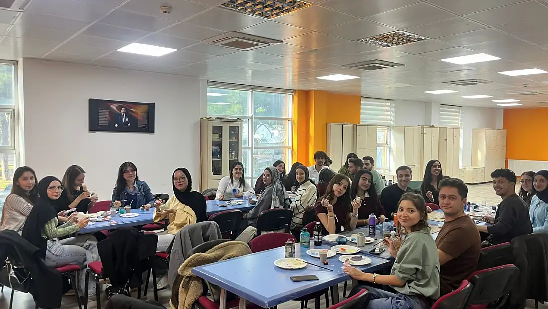 Gençlerin dokunuşuyla seramik biblolar canlandı