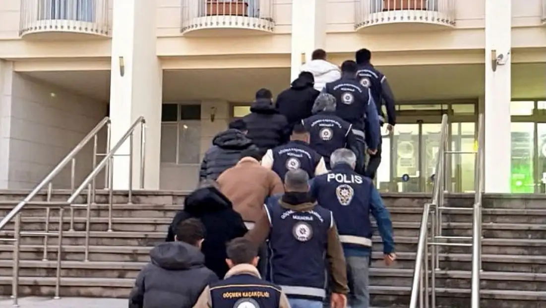 Göçmen kaçakçıları yakalandı