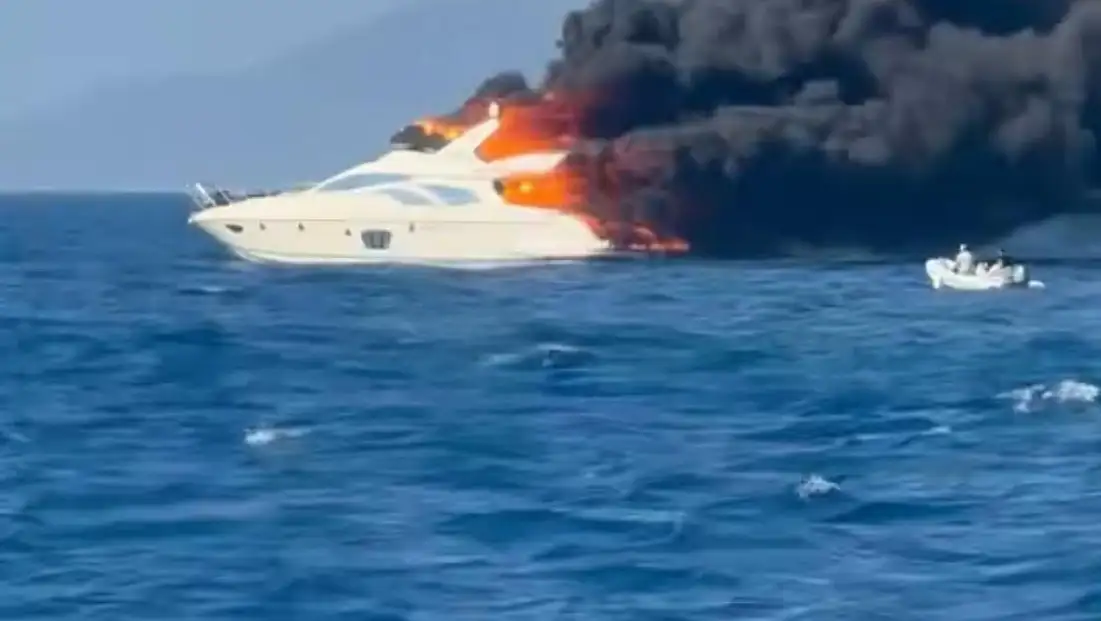 Göltürkbükü açıklarında tekne alev alev yandı