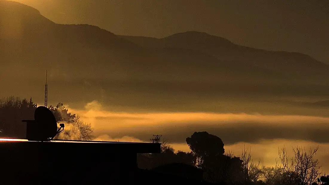 Gün doğumunda sisin çizdiği manzara