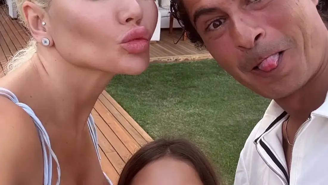 İsmail hacıoğlu ve duygu kaya kumarki kızlarıyla bodrum tatilinde