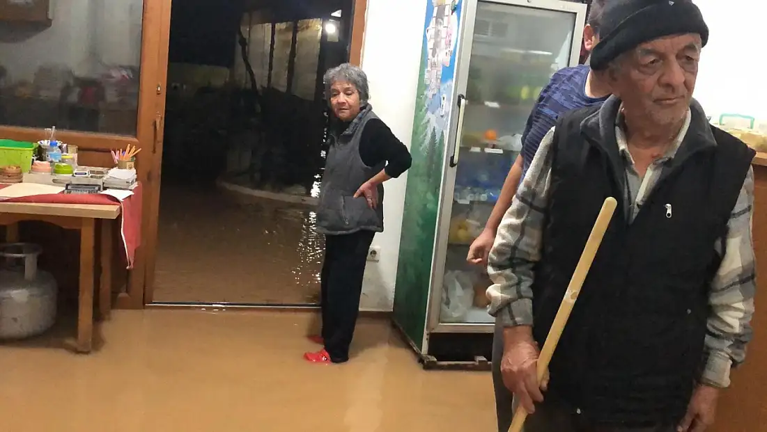 İşyerine su basan esnaf  tepki gösterdi