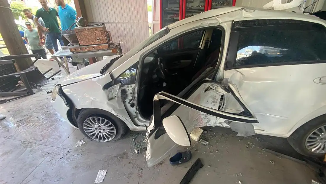 Kontrolden Çıkan Otomobil Önce Aydınlatma Direğine Sonra Fırına Daldı