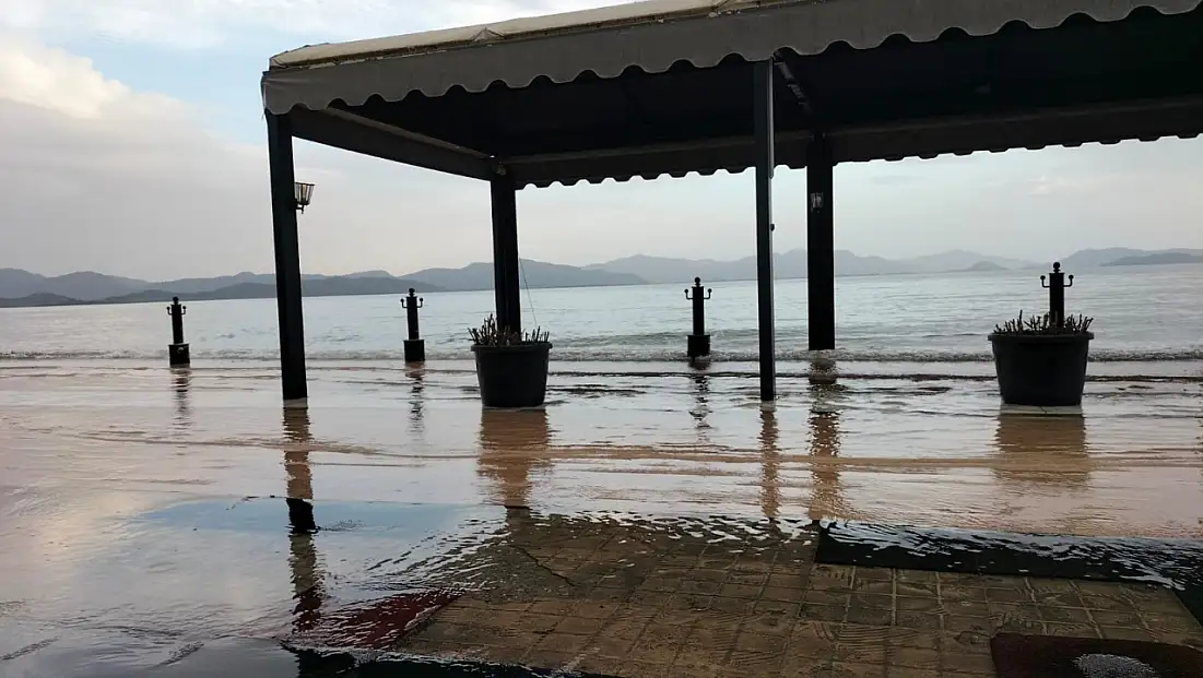 Köyceğiz Gölü taştı, kordon sular altında kaldı