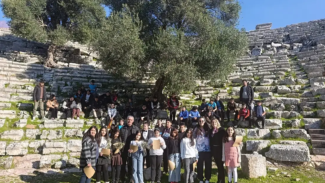 Minik yüreklerden antik tiyatroda Şiir dalgası