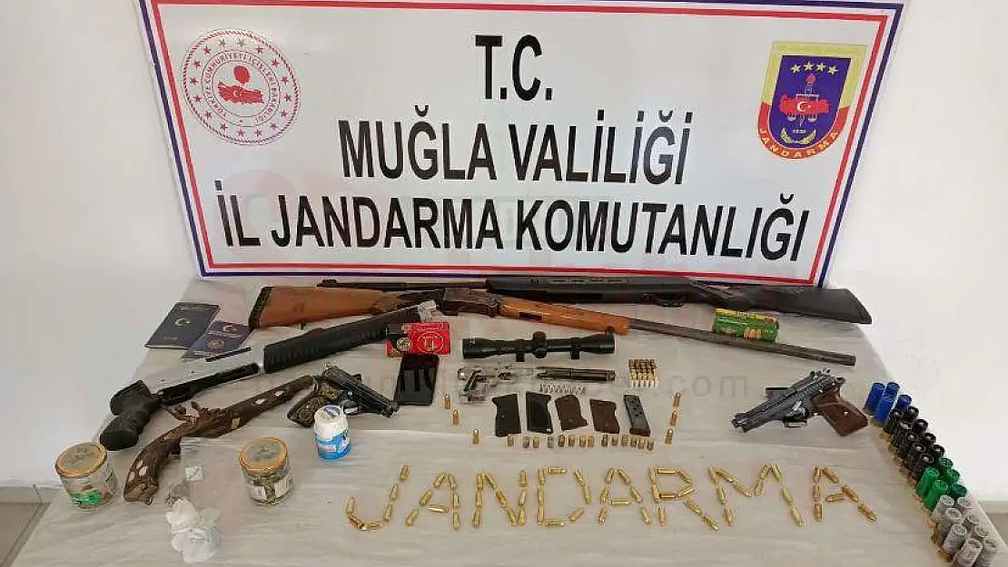 2 Şüpheli Şahsın Evlerinde Çeşitli Silah ve Uyuşturucu Madde Bulundu