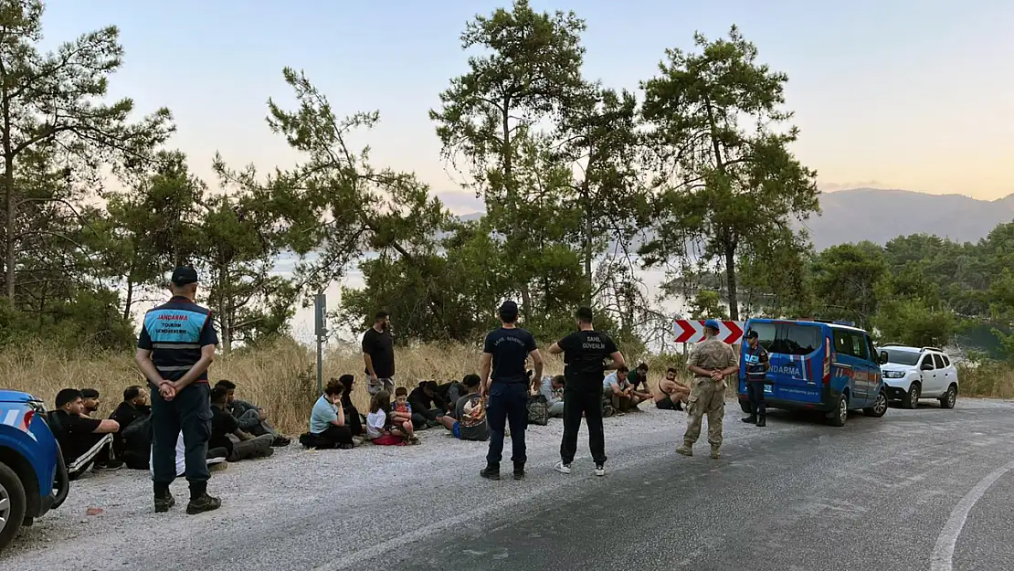 22 düzensiz göçmen ve 2 göçmen kaçakçısı yakalandı