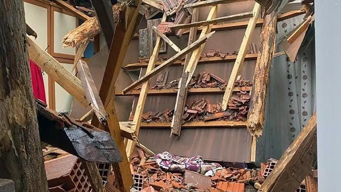 45 Dakika Yağdı, Ağaçlar Devrildi, Çatı Uçtu