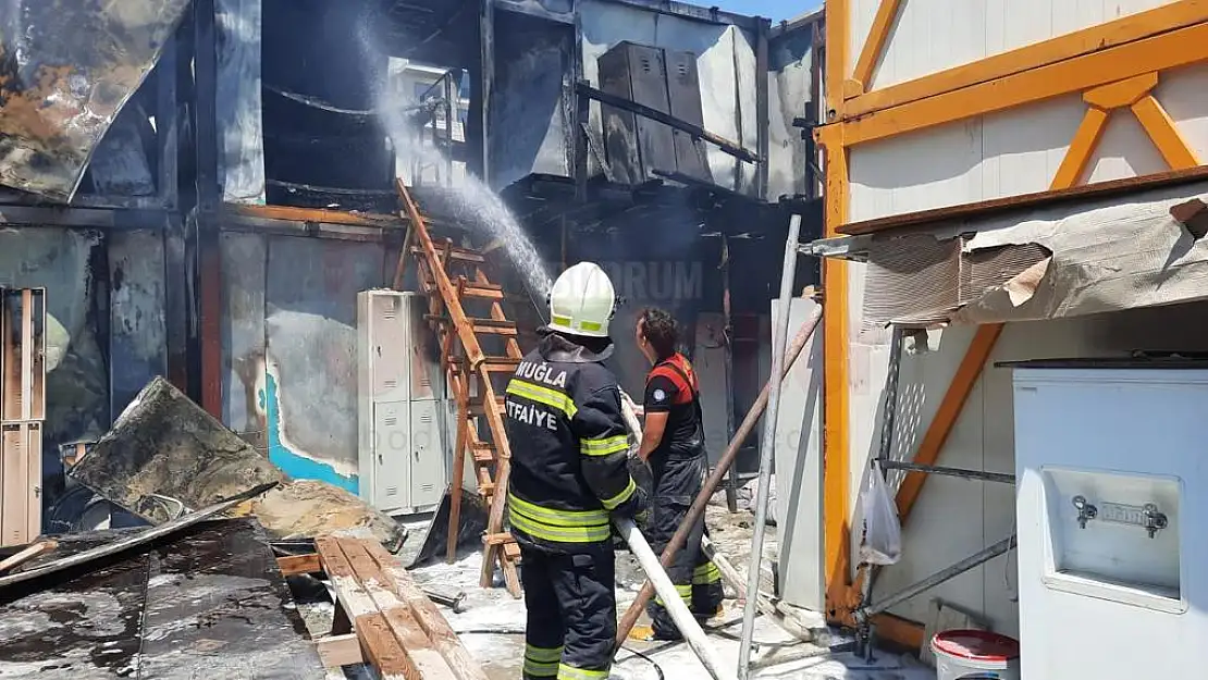 6 Konteynır Çıkan Yangında Küle Döndü