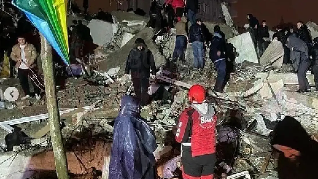 7.4'lük Depremle Uyanan İllerde Yüzlerce Bina Yıkılırken Çok sayıda Kayıp Var