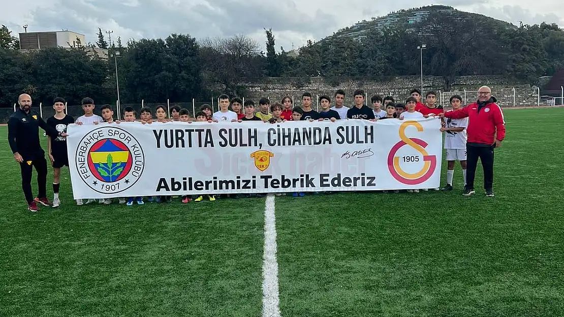 Abilerini Maç Öncesi Tebrik Ettiler