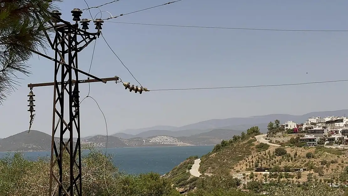 Adabük'ünde Trafo Patladı, Alevler Lüks Sitelere Ulaşmadan Önlendi