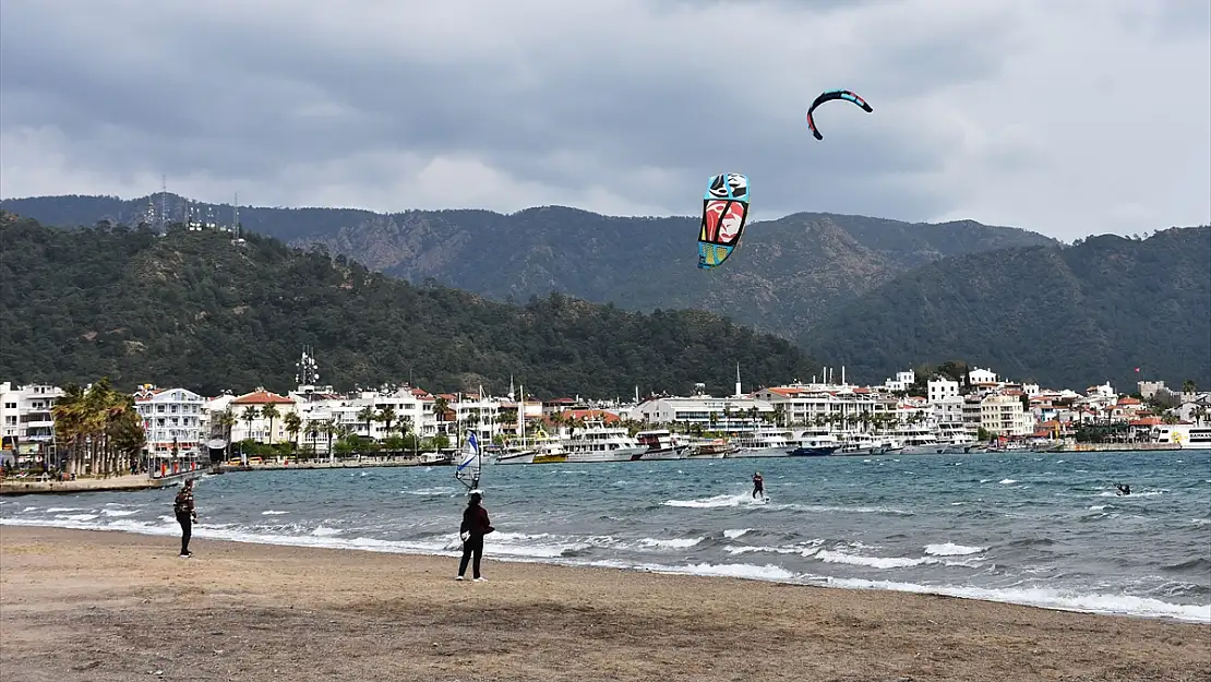 Adrenalin tutkunlarının keşişlemede sörf keyfi