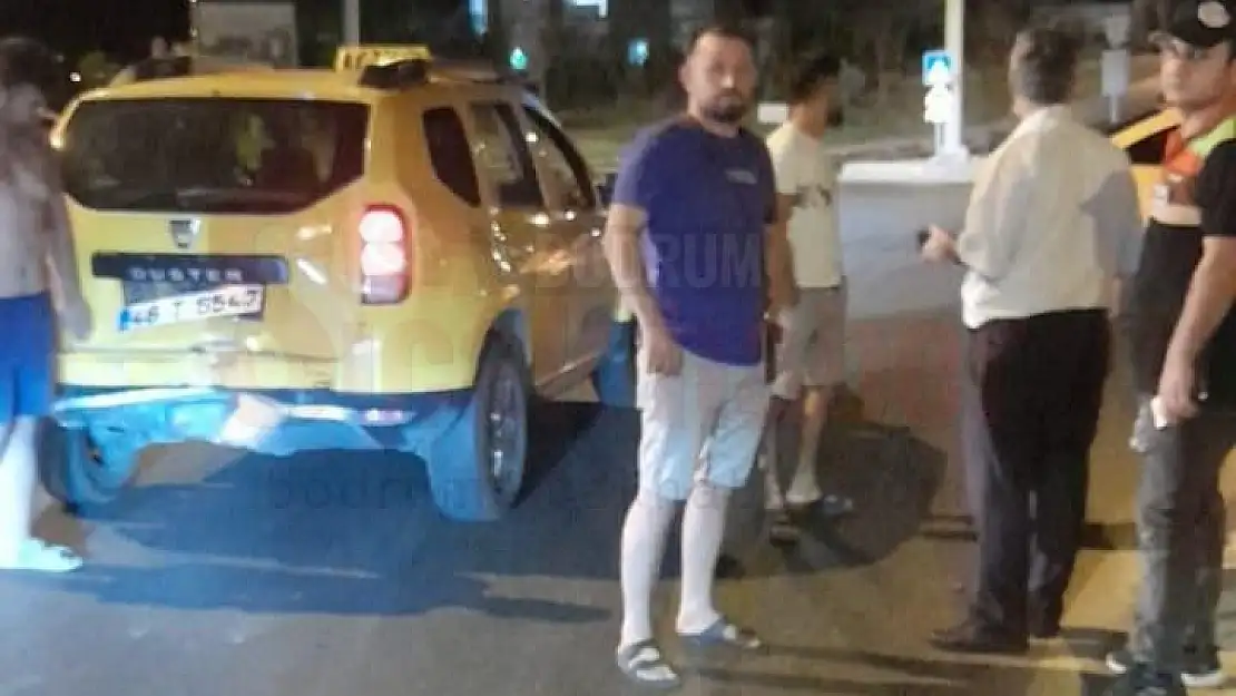 Akıllı Kavşakta Ticari Taksiye Çarptı Ve Kaçtı