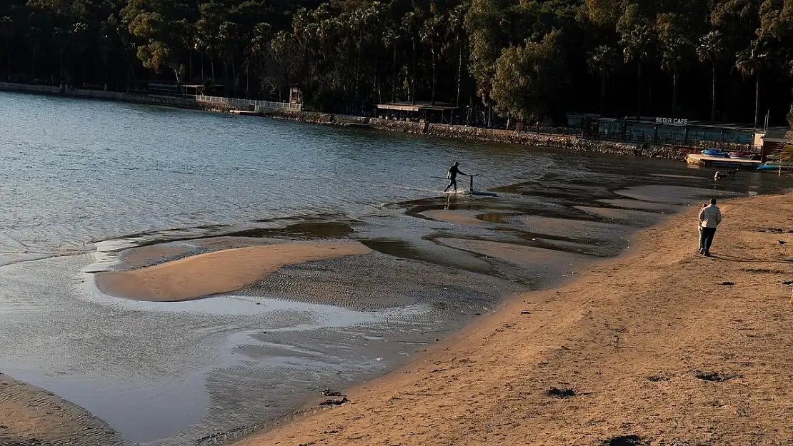 Akyaka'da Deniz Suyu 12 Metre Çekildi