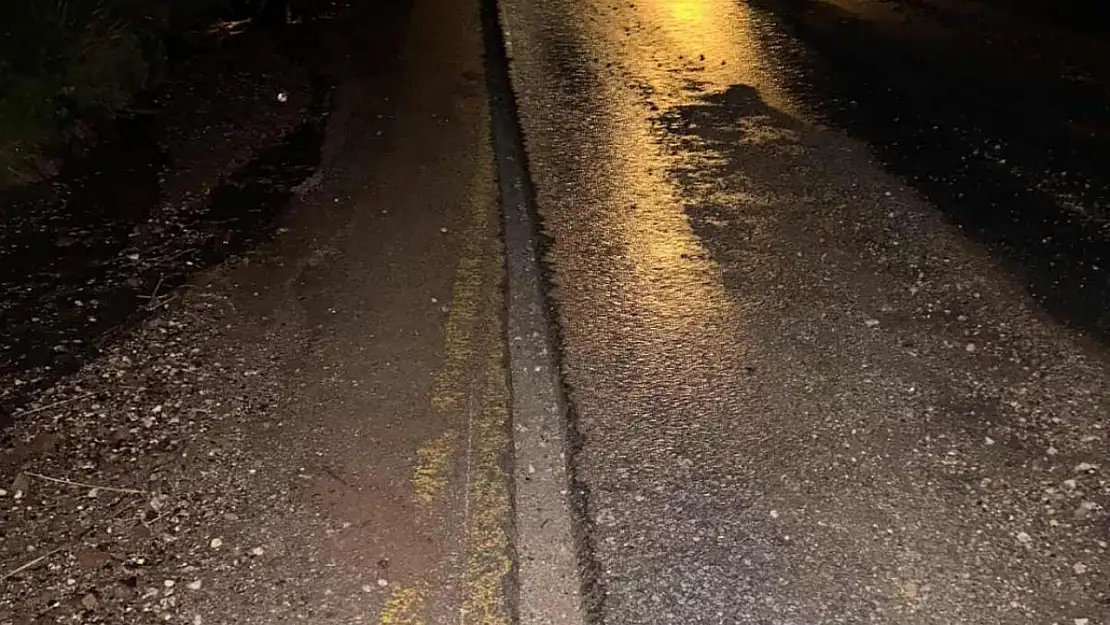 Akyarlar'da önlemsiz bırakılan çukur motosikletli gençleri gece karanlığında tuzağa düşürdü