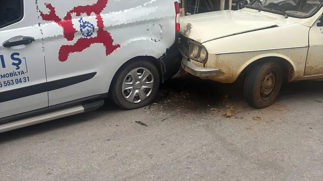 Alkollü şoför çalıntı araçla kaza yaptı