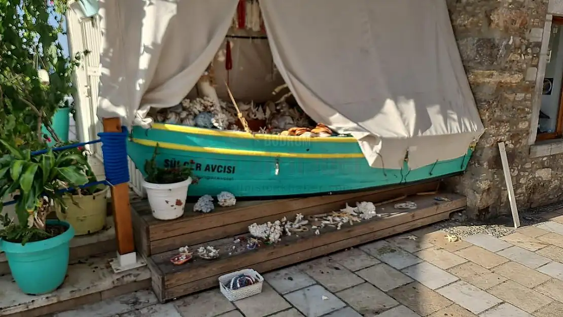 Alman Turist Çarşı Mahallesindeki Esnafların Dükkanlarına Zarar Verdi
