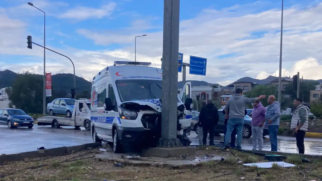 Ambulans Sürücüsü Kazada Yaralandı