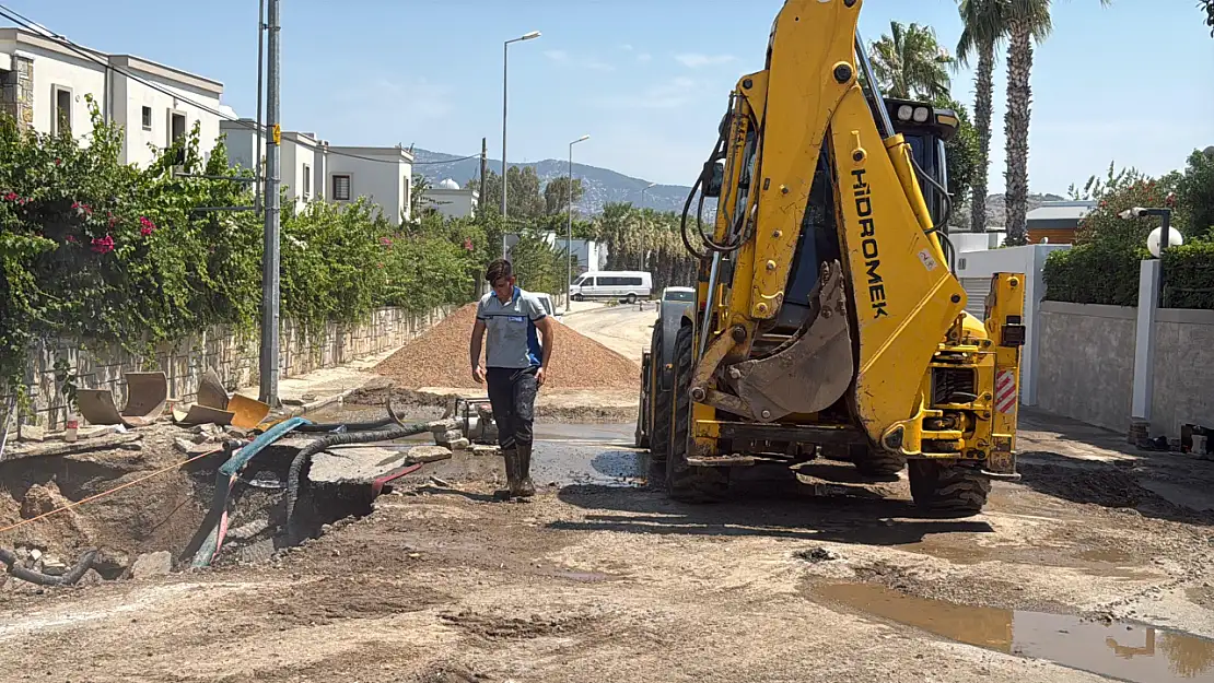 Ana hat patladı! Cadde sular altında kaldı!