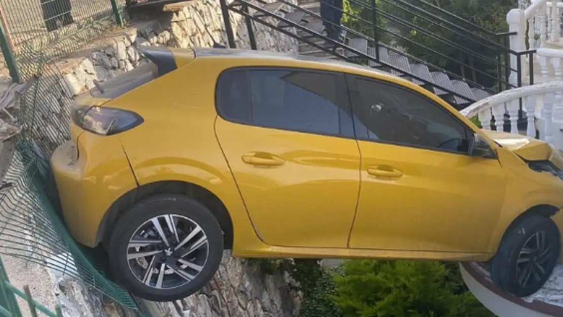 Araç İstinat Duvarında Asılı Kaldı