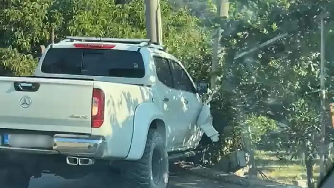 Araç şarampole çarptı trafik kilitlendi