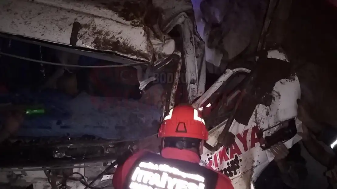 Araçta Sıkışan Mikser Sürücüsünü İtfaiye Ekipleri Kurtardı