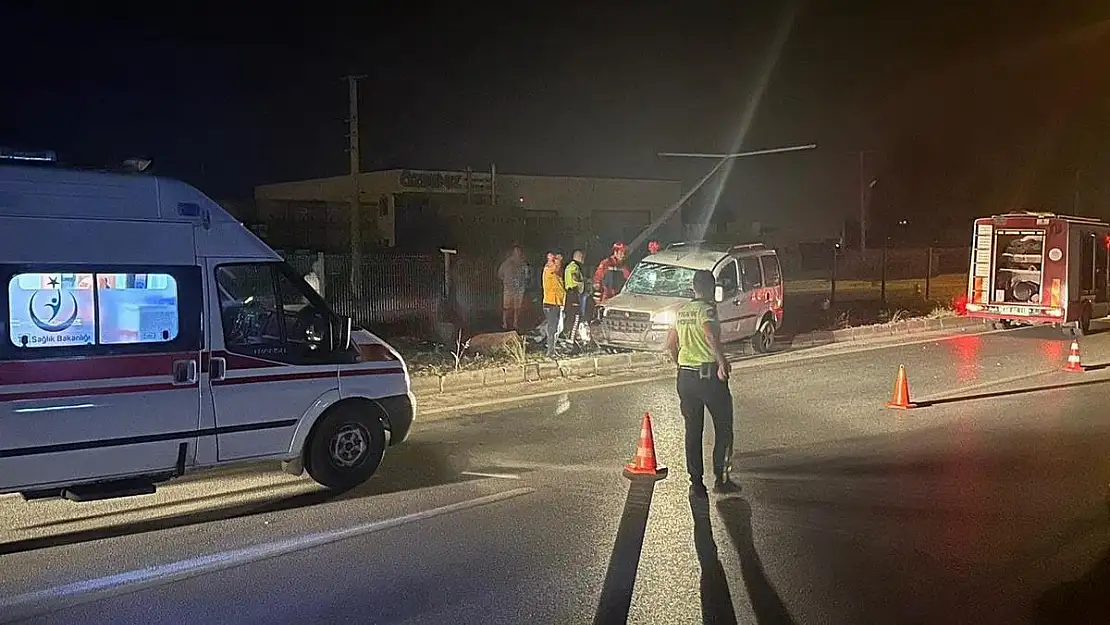 Aydınlatma Direğine Çarpan Araç Sürücüsü Hayatını Kaybetti