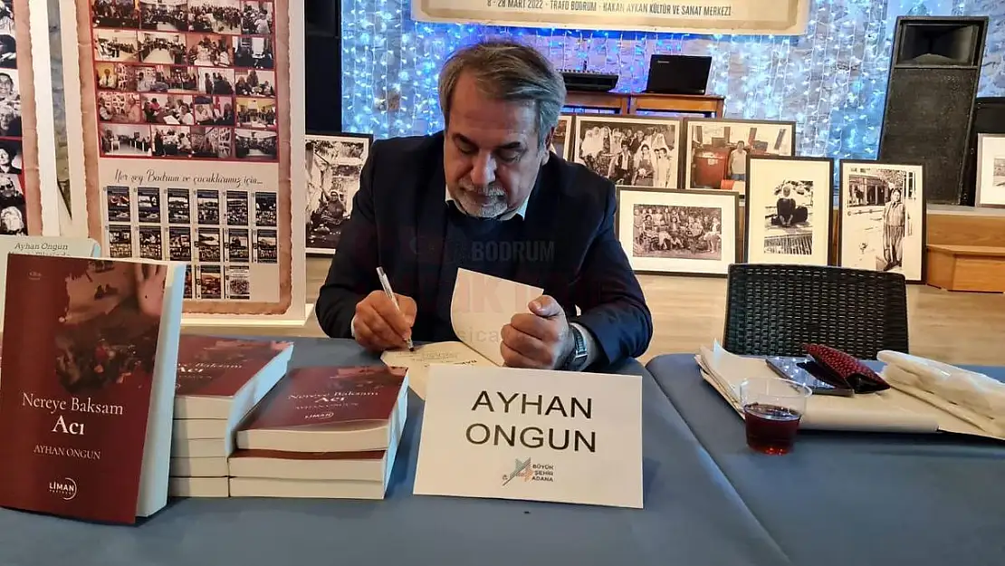 Ayhan Ongun Yeni Kitabını Okurları İçin İmzalıyor