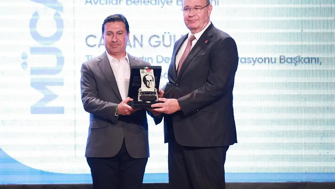 Başkan Aras'a 'Yılın Mücadeleci Başkanı' Ödülü Verildi