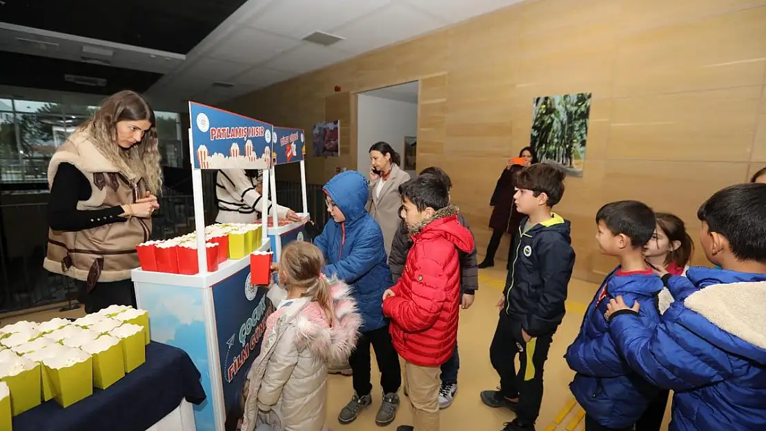 Başkan Aras'ın Çocuklara Sinema Hediyesi