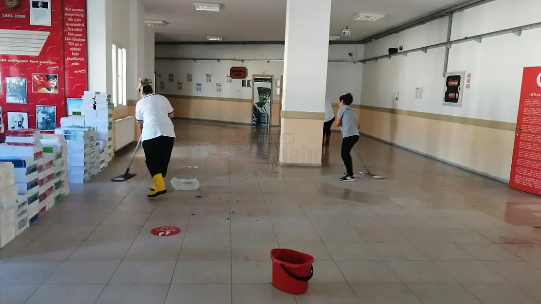 BELEDİYE EKİPLERİ OKULLARDA DEZENFEKSİYON ÇALIŞMASI BAŞLATTI