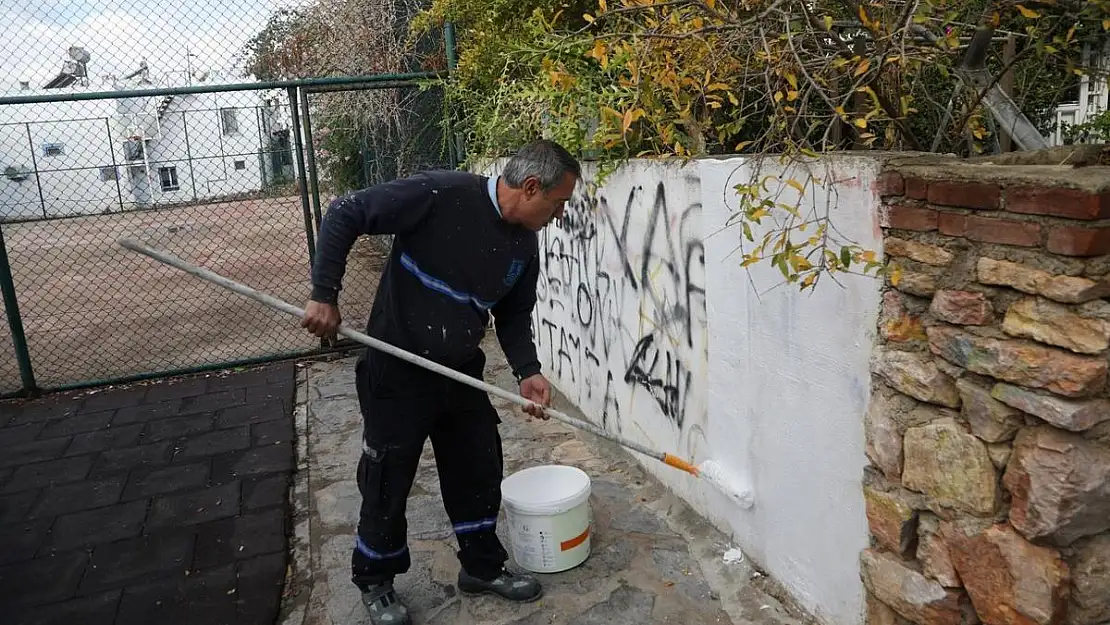 Belediye, Görüntü Kirliliği Oluşturan Yazıları Temizliyor