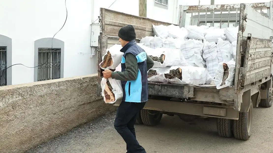 Belediyeden Vatandaşlara Yakacak Desteği
