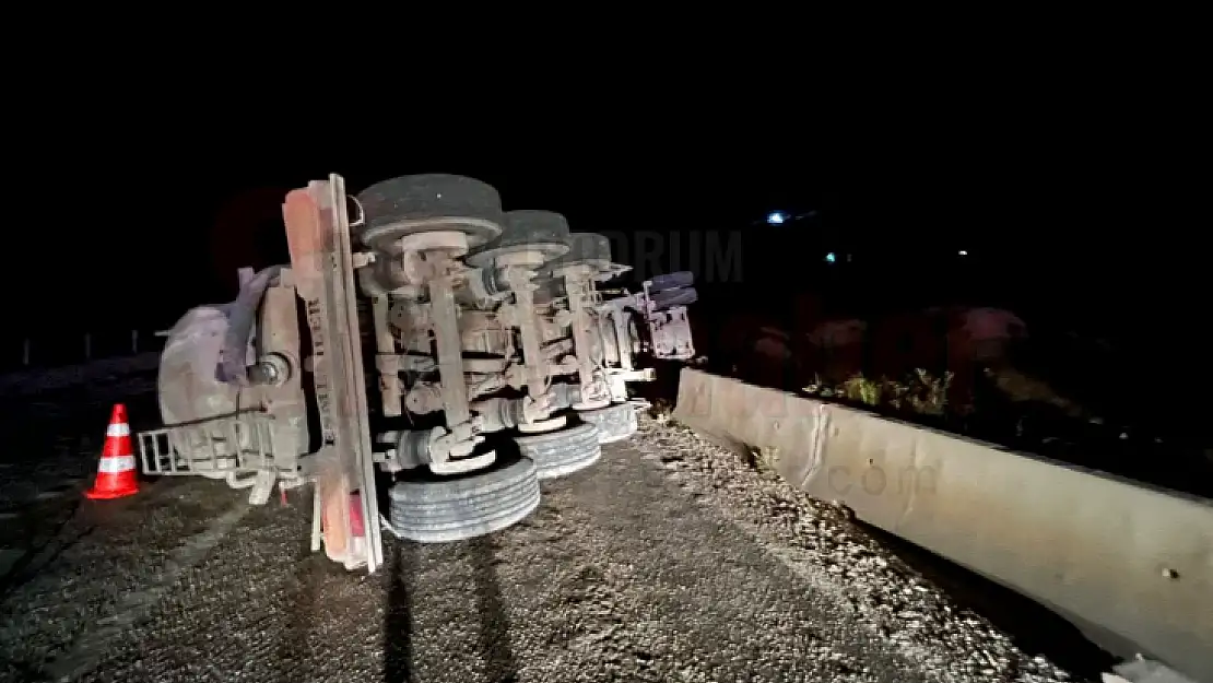BETON MİKSERİ KAZA YAPTI SÜRÜCÜ YARALANDI