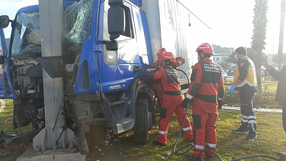 Bir Anlık Dalgınlıkla Kaza Yapan Şoförü İtfaiye Ekipleri Araçtan Zor Çıkardı
