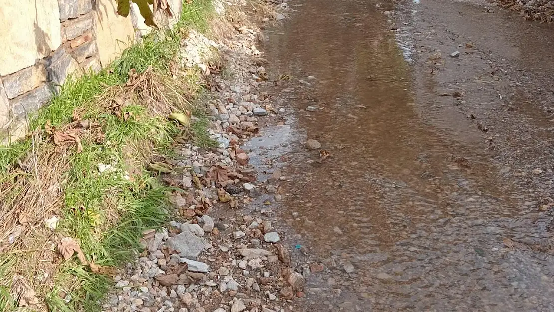 Bitez'de ayaklarda poşet sokakta kanalizasyon