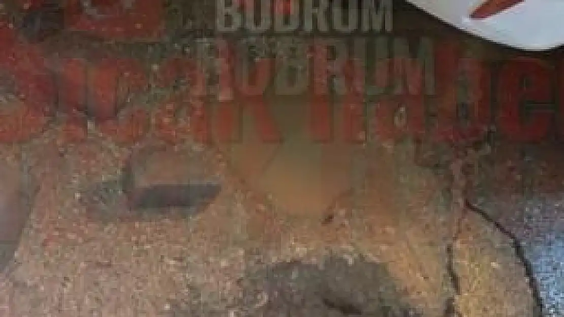 Bitez'de Çalışmaları Bitmeyen Yollarda Oluşan Çukurlara Bir Araç Düştü