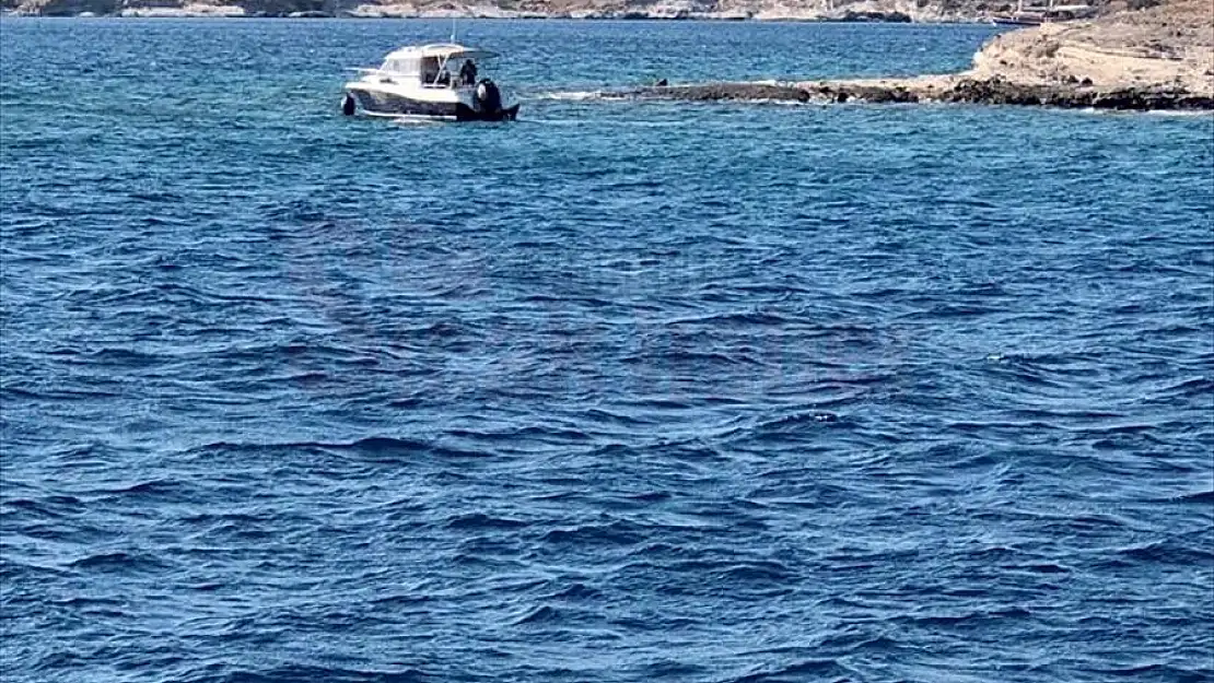 Bodrum açıklarında kayalıklara oturan tekne kurtarıldı