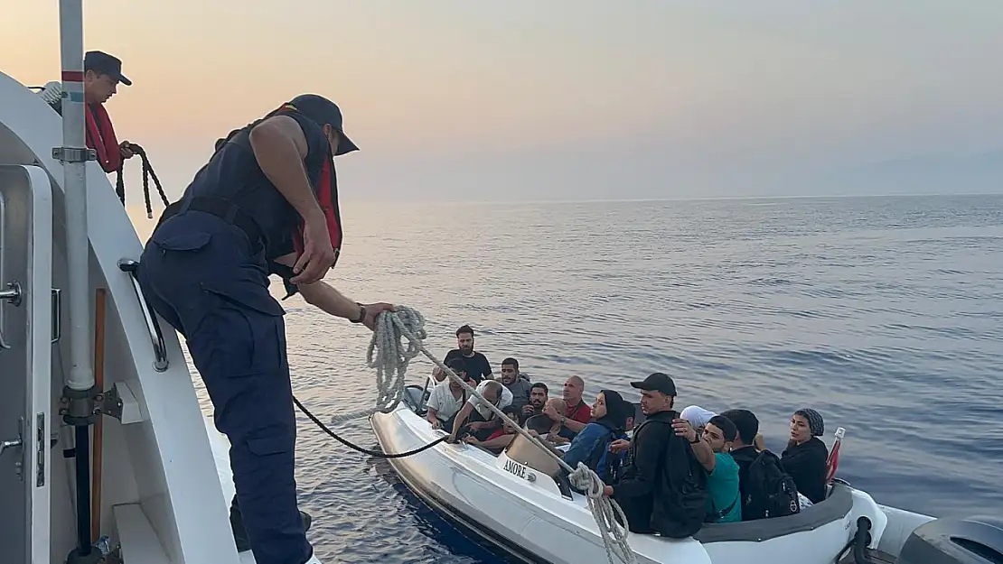 Bodrum açıklarında sürüklenen göçmen botuna müdahale