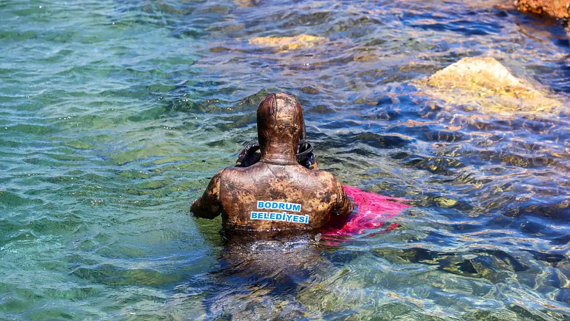 Bodrum Belediyesi'nden çevreci adım: Denizden 33 kilo atık çıkarıldı