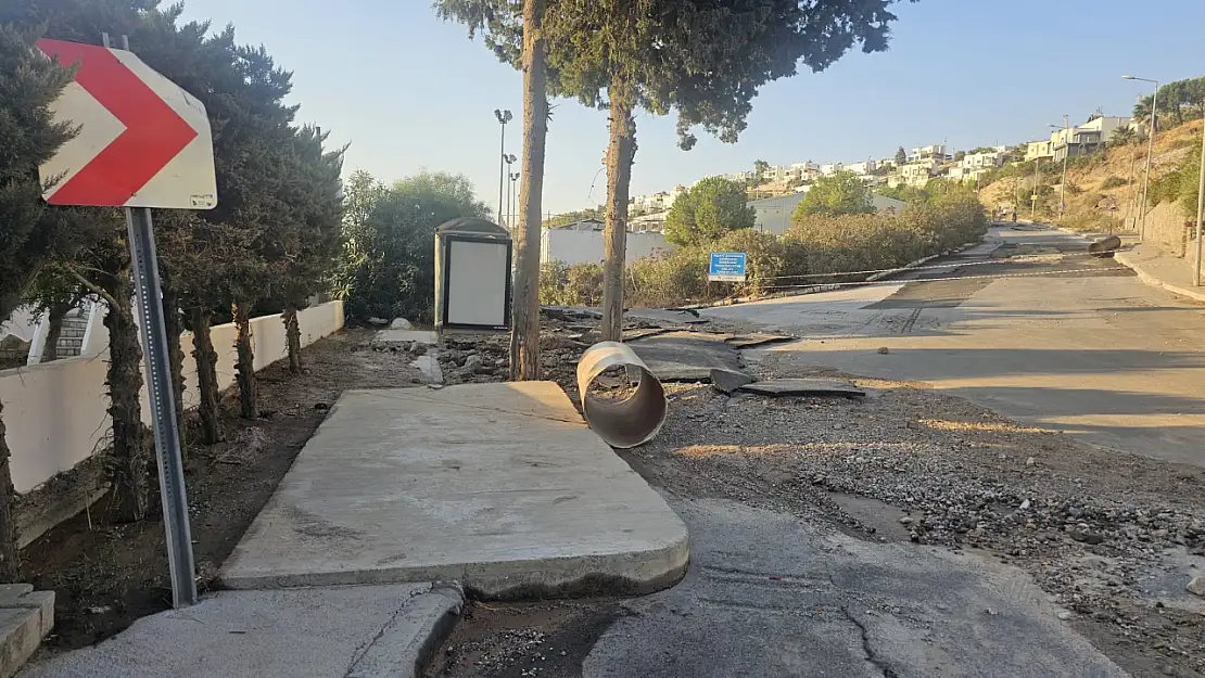 Bodrum'da ana isale hattı üç yerden patladı! Sokakları su bastı!