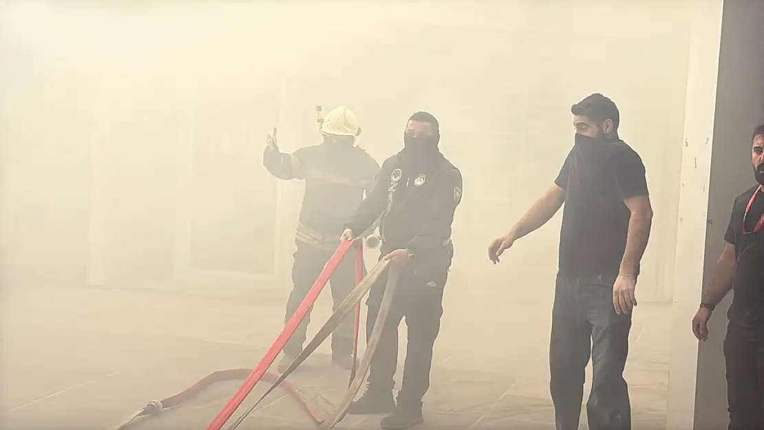 Bodrum'da giyim mağazasının deposunda yangın paniği