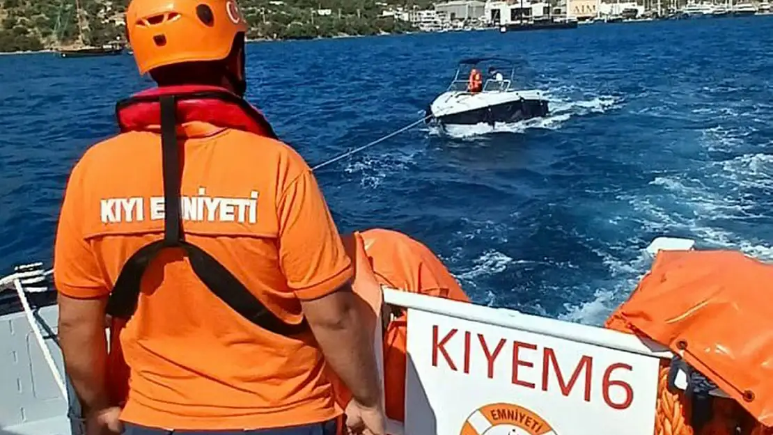 Bodrum'da içinde iki kişi bulunan ve sürüklenen tekne KIYEM ekiplerince kurtarıldı